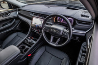 インテリアデザインは、３列シートの「グランドチェロキーL」と基本的に共通。ダッシュボードやドアのパネルは木目調となる。カラーパーソナリゼーション機能を内蔵したアンビエントLEDインテリアランプが装備されている。