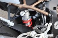 サスペンションは前後ともマルゾッキ製。「フルフロータープロ」と呼ばれるリアサスペンションは、荷重を効率的に制御できるよう、路面に対して垂直に取り付けられている。