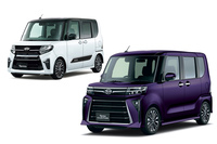 現行型「ダイハツ・タント カスタム」は2022年10月のマイナーチェンジでフロントマスクを刷新。従来は角を丸めたややソフトな顔立ちだったが、改良モデルはヘッドランプの角を立て、グリルをメッキの縁取りで強調したオラオラ顔へと原点回帰した。