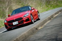 騒音には弱いはずのソフトトップを採用しながら、屋根を閉じた際には高い静粛性を実現している新型「Z4」。ルーフのソフトトップ化はクラシカルなデザインだけでなく、軽量化や低重心化にも寄与している。