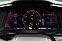 メーターパネルはご覧のとおりフル液晶で、車速や燃費、走行距離に加え、油温や水温、タイヤの空気圧、加速度なども確認できる。