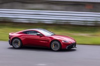 従来モデルよりもひとまわり大きくなったボディーサイズは、全長×全幅×全高＝4465×1942×1273mm、ホイールベースは2704mm。しかし、同時に試乗した「DBSスーパーレッジェーラ」と比較すればコンパクトで、V8エンジンを搭載するエントリーモデルという位置づけが分かる。