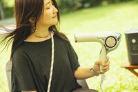 夏のアウトドアでは、濡れた髪を乾かしたい、などというシーンも。出力の大きなお気に入りのドライヤーも気軽に使えるのがうれしい。