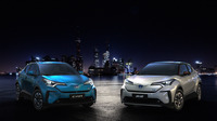トヨタが中国市場向けに発表した「C-HR」と「IZOA（イゾア）」のEV仕様。強力にEVの普及を推し進めていた中国だが、近年ではその傾向も変化しつつあるという。