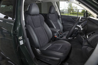 シートの仕様はグレードによって異なり、「スポーツ」にはスエード調皮革と本革のコンビシートが装備される。