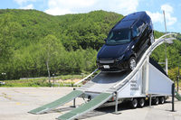 本格的な4WD機構に加え、任意の車速（2～30km/hの間で設定可能）での一定速走行を可能にする「オールテレインプログレスコントロール」や、状況に応じて最適な走行モードを選択できる「テレインレスポンス」など、オフロード走行を想定したさまざまな電子装備が採用されている。