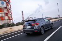 JC08モードの燃費値は15.8km/リッター。「2.0i-S EyeSight」には、旋回性能を高めるアクティブトルクベクタリングが標準装備されている。