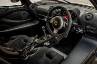 「スポーツ410」のインテリア。シンプルだが、エアコンやオーディオは装備される。