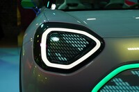 ヘッドランプは五角形。丸目でなくてもきちんとMINIに見えるようになっているのはさすがだ。