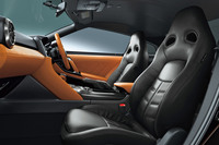 インテリアカラーは3タイプが用意される。写真の仕様は「タンレザーインテリア×アーバンブラックレザーフロントシート」。