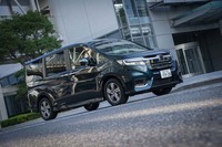 テスト車のボディーカラーは、「フォレストグリーン・パール」。ハイブリッド車のみに設定されるオプションカラーだ。