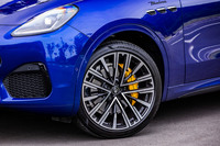 「グロッシーブラック」の「21インチペガソスタッガードホイール」は41万円の有償オプション。今回の試乗車にはフロントが255/40R21、リアが295/35R21サイズの「ピレリPゼロ」タイヤが組み合わされていた。