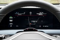 液晶式メーターパネルは12.3インチの大画面。写真のようにマップなども映し出せる。