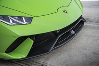 フロントスポイラーの中央に、電動モーターで開閉するフラップが備わる。