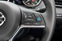 ステアリングホイールに備わる「プロパイロット」の操作スイッチ。基本的な操作方法は、通常のアダプティブクルーズコントロールとほとんど変わらない。