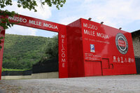 ボルナータ通りに面したゲート。