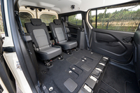 3列目に2脚の4人乗り。空間としてはそれほどぜいたくではないが、気分は「エグゼクティブラウンジ」だ。