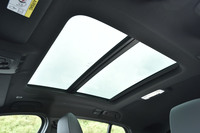 試乗車に装着されていたチルト＆スライド機能付き電動パノラマガラスサンルーフは、「セレクトパッケージ」に含まれるオプション。