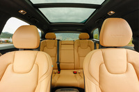 「T8 Twin Engine AWDインスクリプション」の前席には、マッサージ機能やベンチレーション機能も備わる。表皮は上質なナッパレザー。電動パノラマ・ガラス・サンルーフは、チルトアップ機構付き。