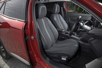 ファブリックとテップレザー（合皮）の組み合わせとなる「2008アリュール」のシート表皮。サイドの張り出しが少ない「コンフォートシート」が装備されているのも同グレードの特徴だ。