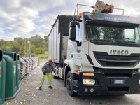 ダストボックスを回収するだけでなく、周囲のゴミも丁寧に拾う。