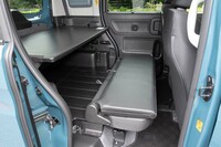 上の写真を車両前方側から見てみる。後席は背もたれを倒すとベンチのように座れ、ボードをデスクのように使える。