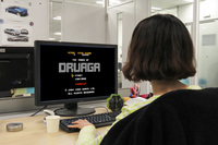 『ドルアーガの塔』とは、1984年に当時のナムコが発表したアクションロールプレイングゲーム。ヒロインを助けるため、60階もある塔をボスを倒すためのアイテムを探しながらせっせと登るゲームだった。一生懸命プレイして、ようやく見（まみ）えたヒロインのグラフィックのひどさに落涙したプレイヤーは多かったはず……。ちなみに写真は、ハメコミ合成です。（取材協力：webCG佐久間）