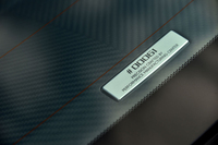 エンジンカバーに埋め込まれたシリアルプレート。製造を受け持つパフォーマンス・マニュファクチュアリング・センターの名称が刻まれる。