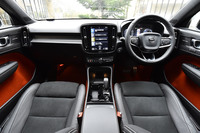 限定車「ファーストエディション」のインテリア。“Lava”オレンジのカーペットとドア内張りは、2万5000円のオプション。