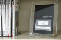 「AMGドライビングアカデミー」の修了証書。webCG編集部に飾らせていただきました。