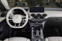 個性あふれるインテリア。インストゥルメントパネルのステッチやエアコン吹き出し口はダイヤモンドデザインで統一されている。