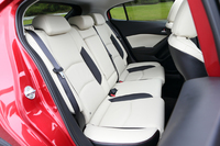 レザーシートの表皮の色は、オフホワイト（写真）のほか、ブラックも設定される。