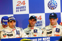 記者会見に臨む、今年のチャンピオンたち。（写真左から）No.9 プジョー908HDiをドライブしたM・ジェネ、D・ブラバム、そしてA・ヴルツ。 写真＝島村元子／photo＝Motoko Shimamura） 