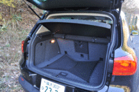 後席は背もたれを倒すと座面が沈み込むシングルフォールディング式を採用。（写真をクリックすると荷室のアレンジが見られます）