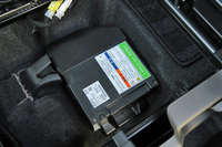 助手席シート下に搭載される、マイルドハイブリッドシステム用のリチウムイオンバッテリー。