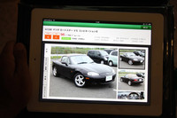 iPadの画面には、車名、グレード、年式、距離、オプションなどの情報が表示される。
