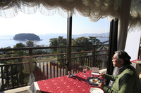 蒲郡クラシックホテルのメインダイニングルームで、こだわりのランチをいただく。目の前に広がる、海辺の風景も楽しみのひとつ。
    