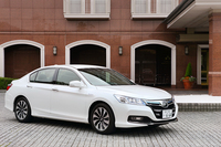 ボディーカラーは写真の「ホワイトオーキッド・パール」のほか、黒やブロンズ、シルバーなど全5色を用意。
    