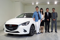 「マツダ・デミオ ミッド・センチュリー」と、今回お話を伺ったマツダのスタッフ。左から柳澤 亮さん、木村幸奈さん、二宮誠二さん、土井 歩さん。
    