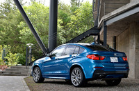 テスト車のボディーカラーは、「X4 M40i」の専用色となる「ロングビーチ・ブルー」。このほかに8色がラインナップされる。