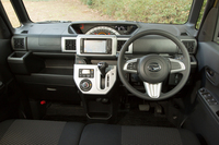 「ウェイクL“SA”」のインテリア。助手席側の大型インパネトレイをはじめとした、豊富な収納スペースも「ウェイク」の特長となっている。
    