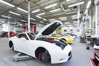 これまで、英国やイタリアの高級輸入車を扱ってきたコーンズ・モータース。そのサービスセンターには、メンテナンスを受ける各ブランドの車両がずらりと並ぶ。