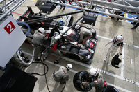 24時間にもおよぶレースとはいえ、ピットワークにはスピードが求められる。写真は、ポルシェのピットにおけるワンシーン。