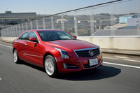 「キャデラックATS」には、レーダーやカメラを使った、前方の衝突事前警告機能および車線逸脱警告機能が標準で備わる。