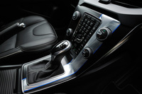 センターコンソールには、ブルーのラインがレーシングストライプを思わせる意匠のアルミパネルが採用されている。