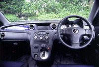 ブルー木目調をトリムに採用した「エレガントスポーツ内装」