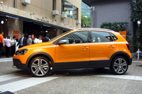 黒い“ふち取り”が目を引くサイドビュー。ホイールは大きめの17インチを履く。