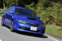 コーナー脱出時の強烈な加速を可能とするため、リアには機械式LSDを搭載した。素早い操舵にも対応するように、パワステのポンプ容量もアップしたという。