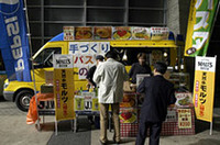 
	「ファンキー」（イタリア料理）
	使用車両：メルセデス・ベンツ・トランスポーター313CDI
	主なメニュー：ピザ（500円）、パスタ（500円）
	 