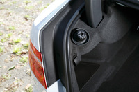 トランクルームに備えられた尿素水の補充口。「XE」のディーゼルモデルでは、排ガス内の窒素酸化物を低減させるために、アンモニアとの化学反応を用いる「尿素SCR」と呼ばれるシステムを用いている。